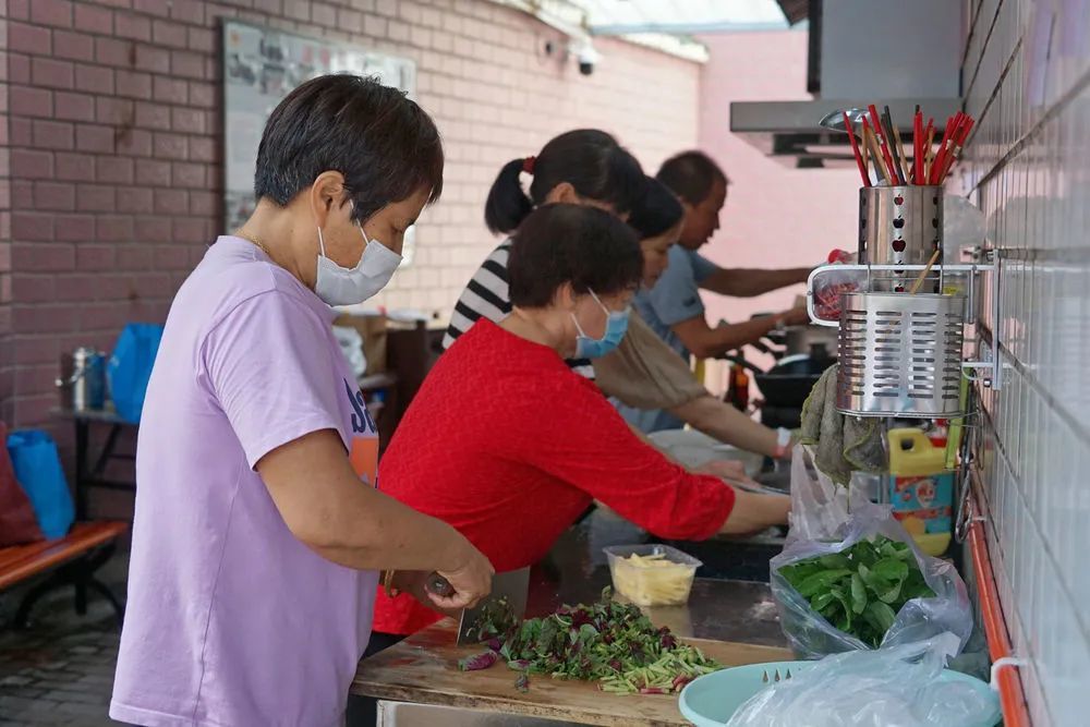 9月9日,患者家属在沈姐爱心共享厨房里切菜。新华每日电讯记者林光耀摄