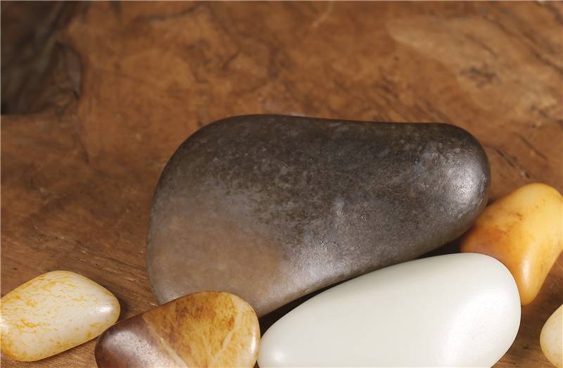 一块带糖和田玉籽料要价150万!真正的好糖籽应该是什么样?