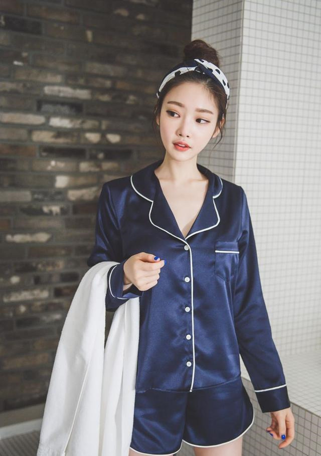 对好身材的漂亮女人来说穿着居家睡衣也能展现出让人心动的美