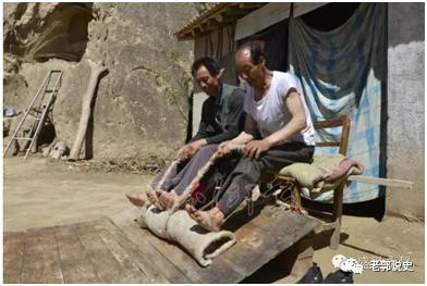 擀毡,毡是陕北人的生活必需品。