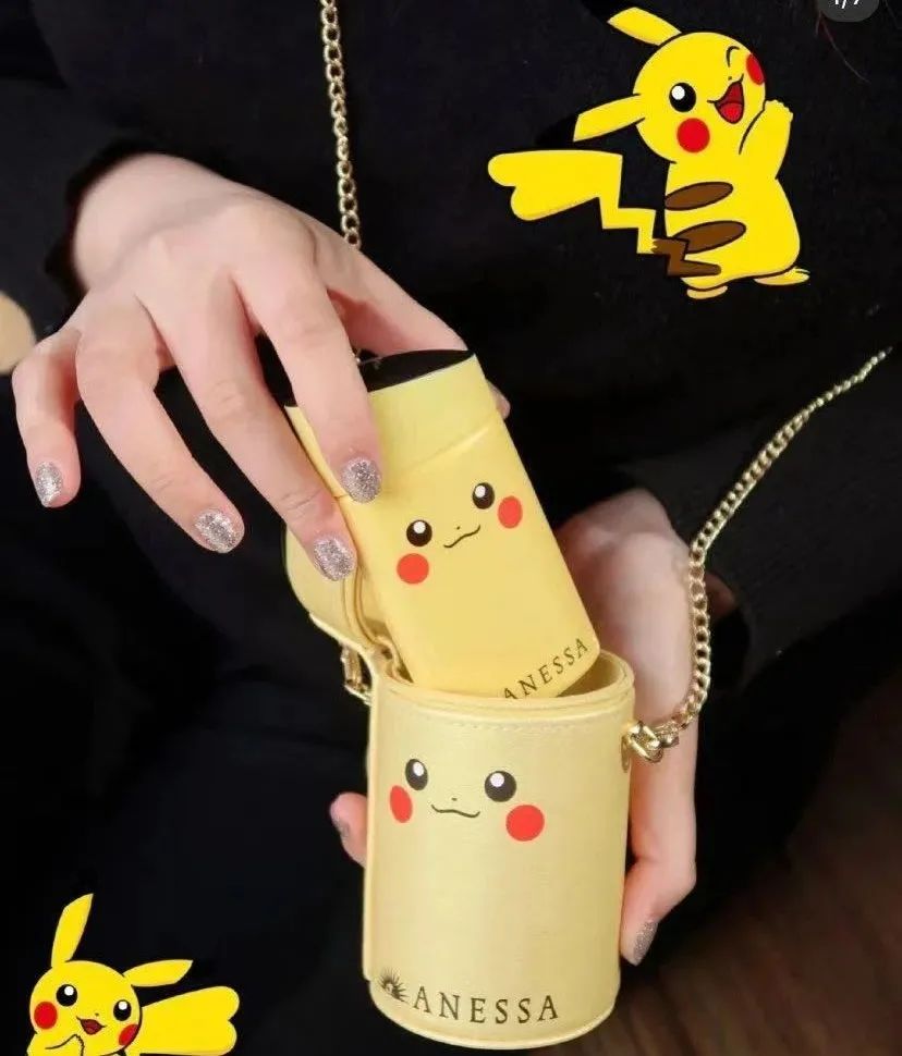 不光如此,上海美罗城门口还用大精灵球做广告,不管是路人还是粉丝看了