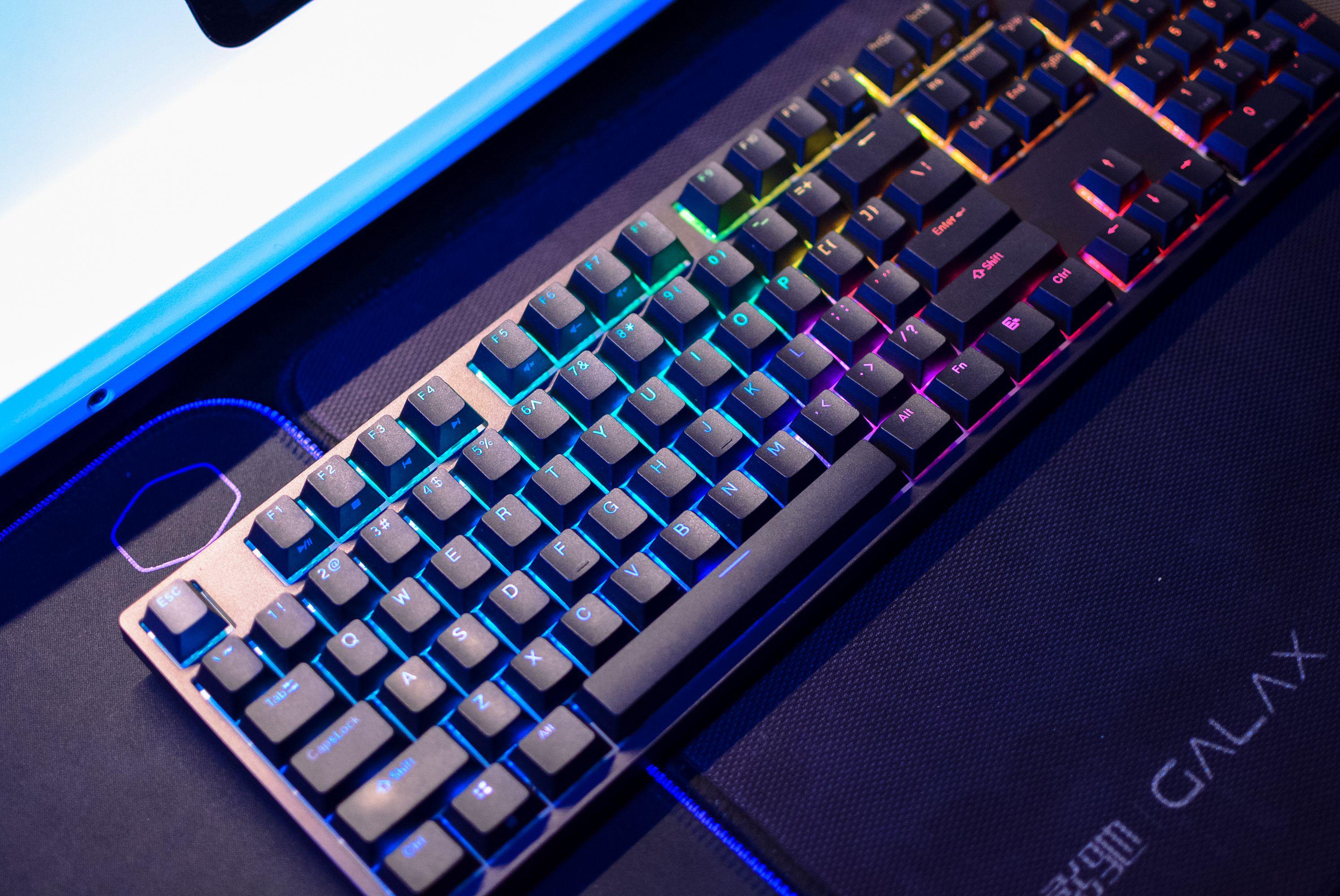 键帽的透光性不错,可以将内部的灯光展现在键盘的表面.