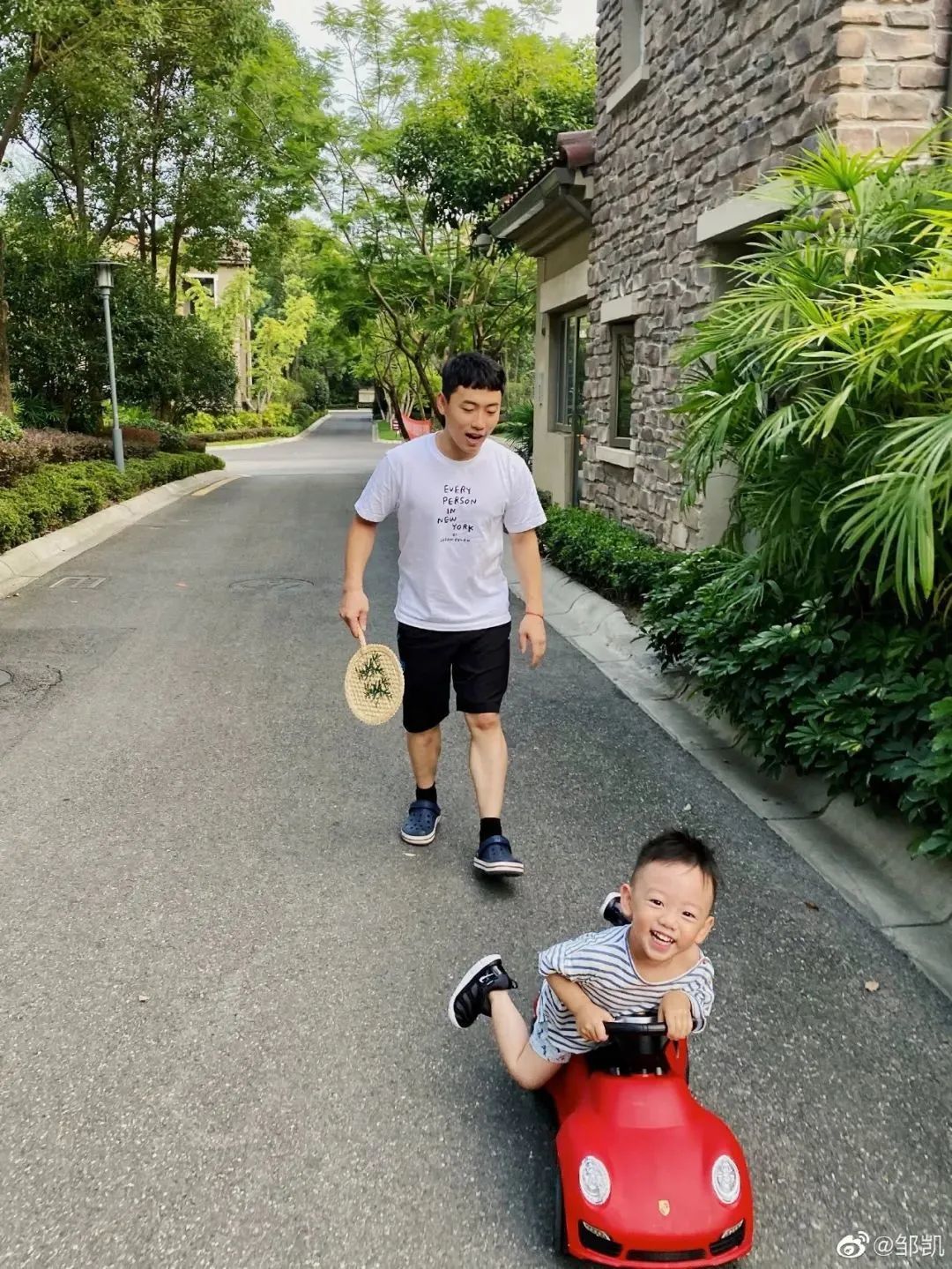 2017年底,退役后的邹凯与周捷在成都举行婚礼,2019年他们的爱情结晶小