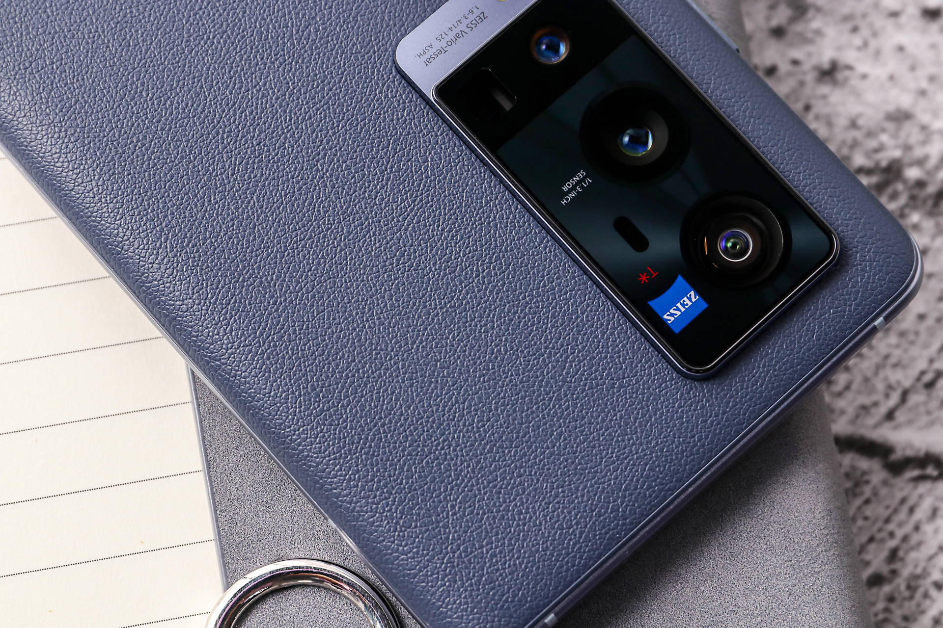 采用了三星gn1的5000万像素主摄,索尼imx598的4800万像素超广角微云台