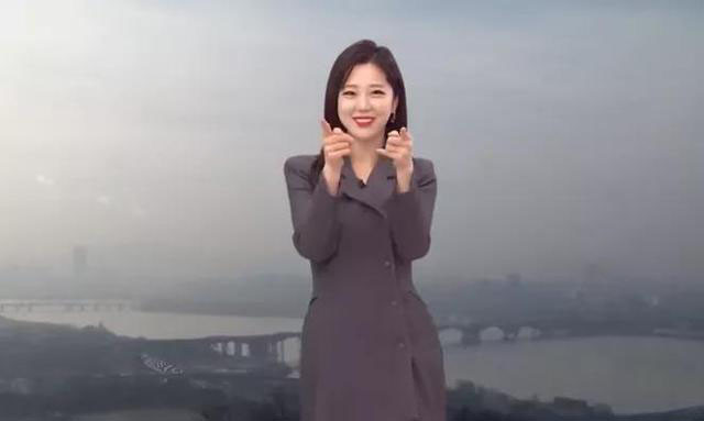 天气预报主持人听到音乐后跳起舞 网友 完美身材 能提高收视率 凤凰网时尚 凤凰网