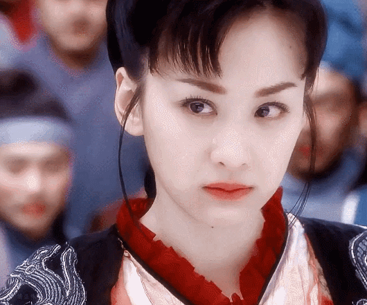 穆婷婷长了一双非常具有古典韵味的扇形双眼皮,宽度适中,瞳仁大而亮.