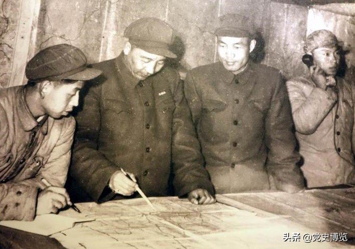 秦基伟(左二)、张蕴钰(左三)在上甘岭战役军指挥所里研究作战方案