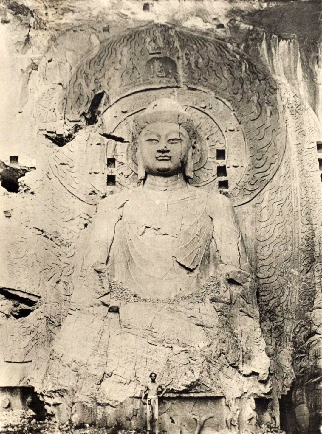 在研习中国雕塑者目中,洛阳南面十英里的龙门石窟当与云冈石窟同等