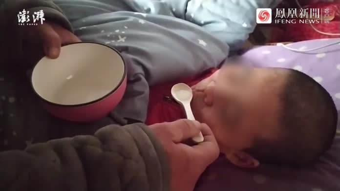 丈夫打工养家照顾瘫痪妻子13年：她病了我必须照顾一生