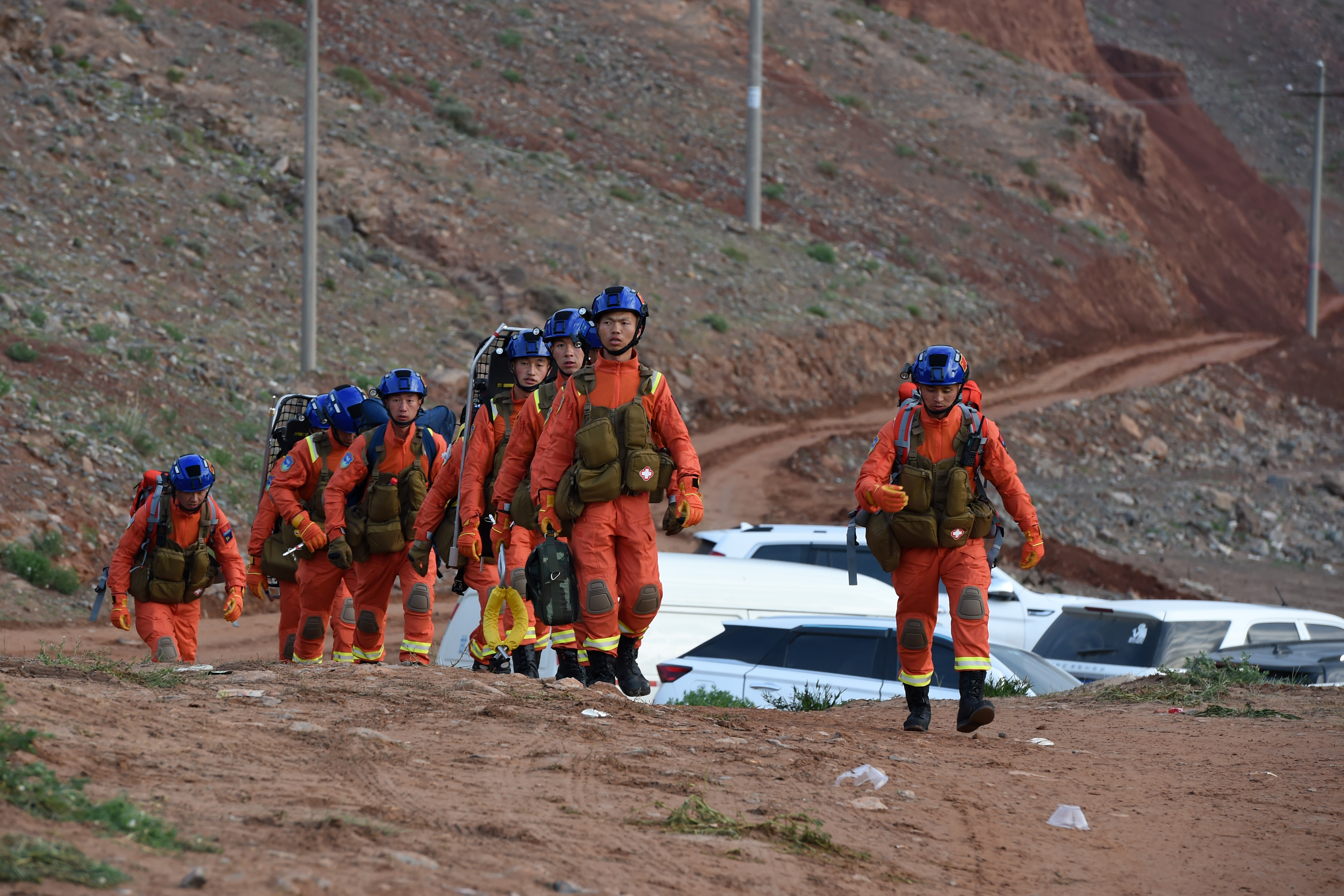 5月23日，救援人员徒步进入事发区域搜救失联人员。 新华社记者 范培珅 摄