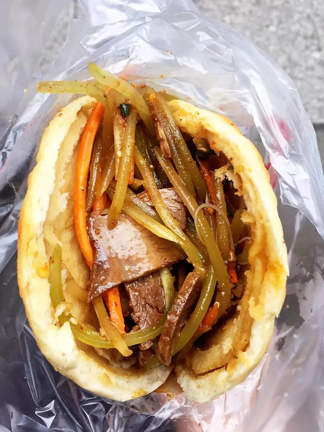 锅魁外壳酥脆,内部软绵入口,吸收了牛肉的汁水,吃起来回味无穷,简直就