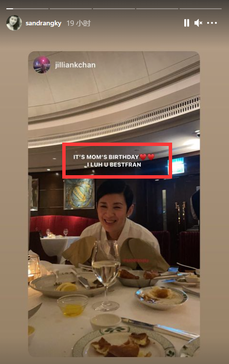 吴君如庆生与陈可辛深情亲吻15岁女儿弹吉他唱生日歌