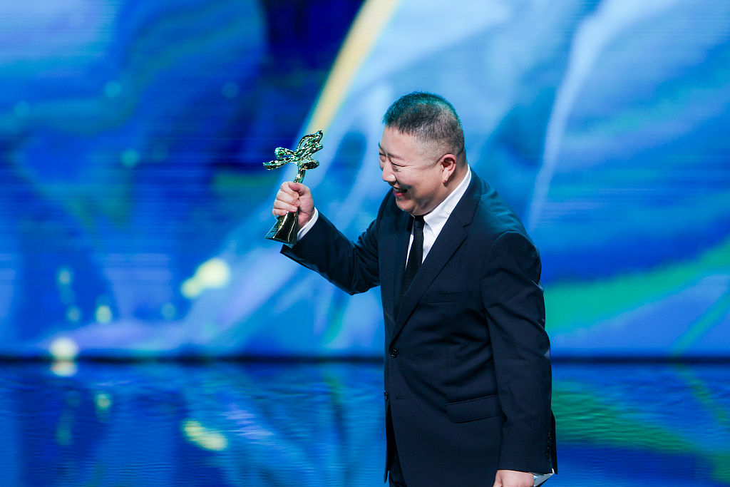张永新获白玉兰最佳导演奖大赞于和伟表演形神兼备