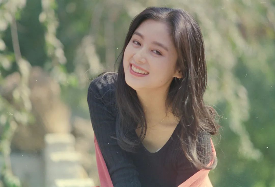 陈红的五官精致但却不属小巧明秀的类型,而是跟脸型一样都是偏大的