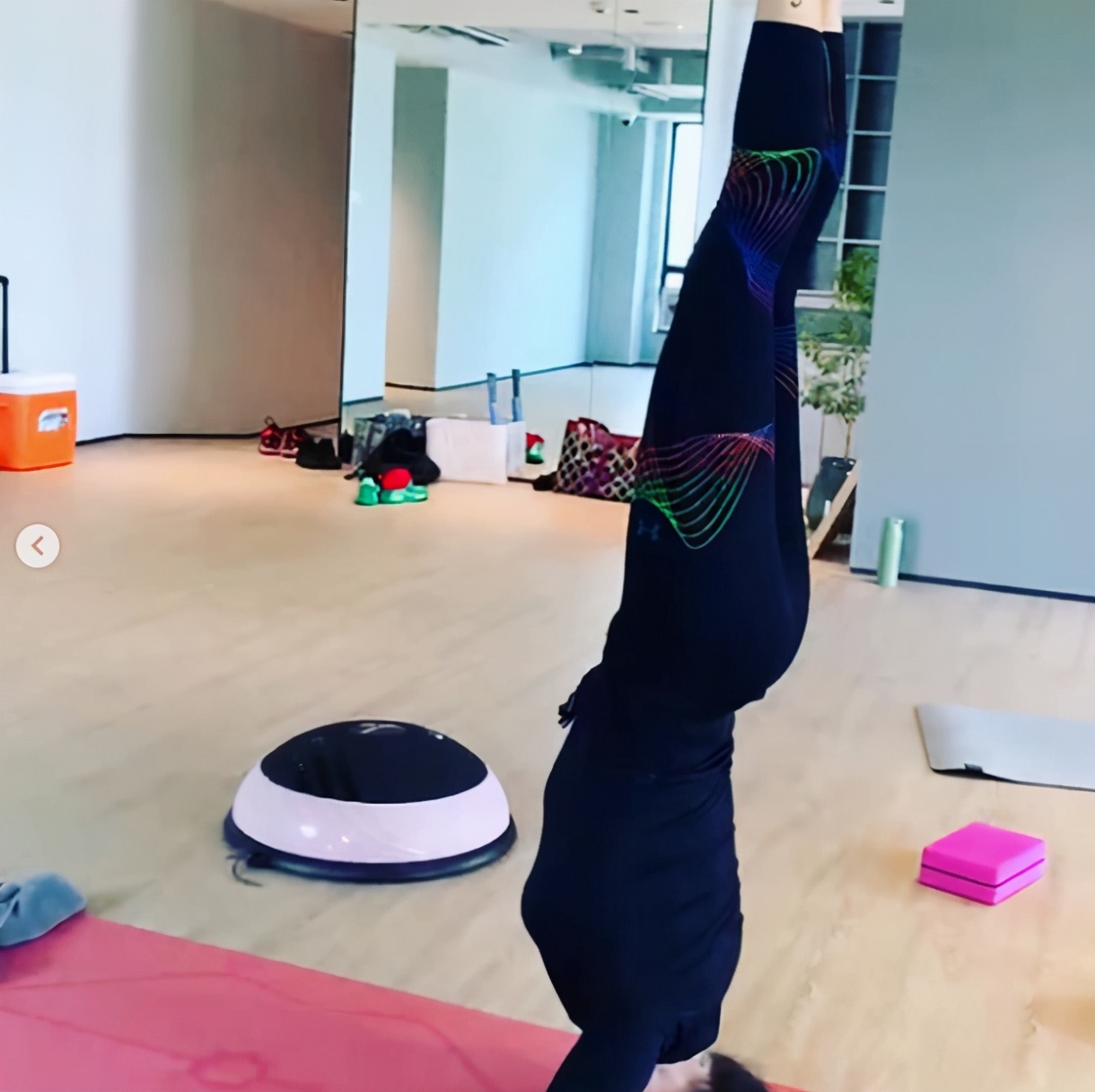 张柏芝新年健身超自律做瑜伽纤瘦身材抢镜