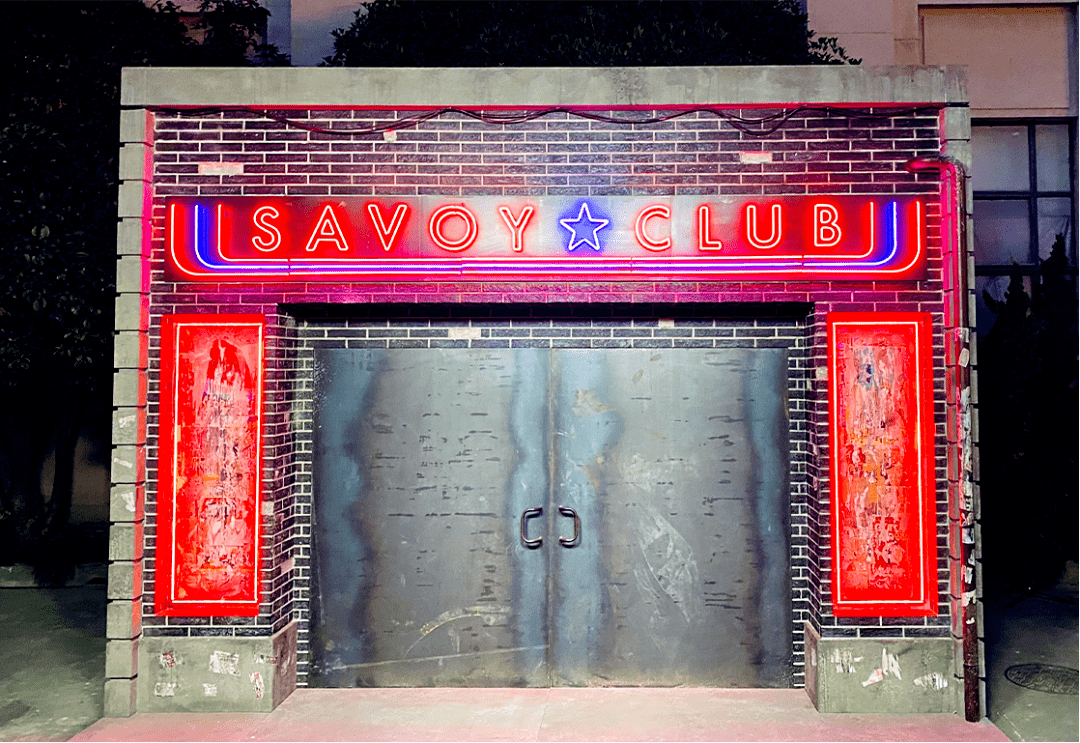 秀场入口大门颇有老上海复古风格,门上有超显眼的"savoy club"字样 .