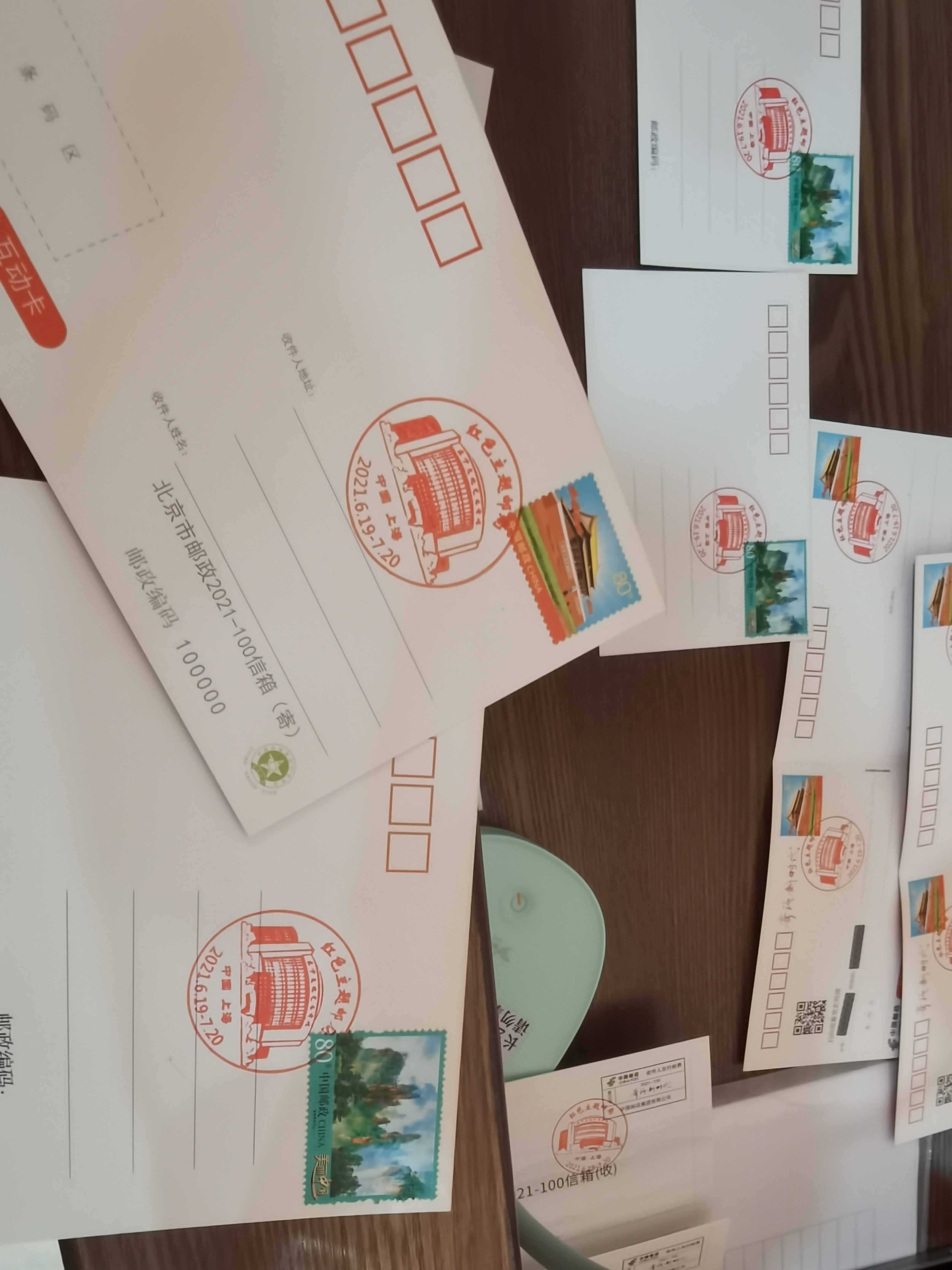 明信片上盖了为此次展览特制的“红色主题邮局”邮戳