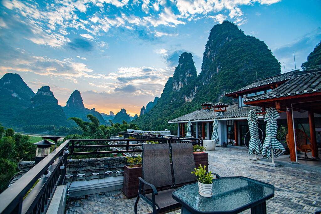 在阳朔的山脚下找一家民宿