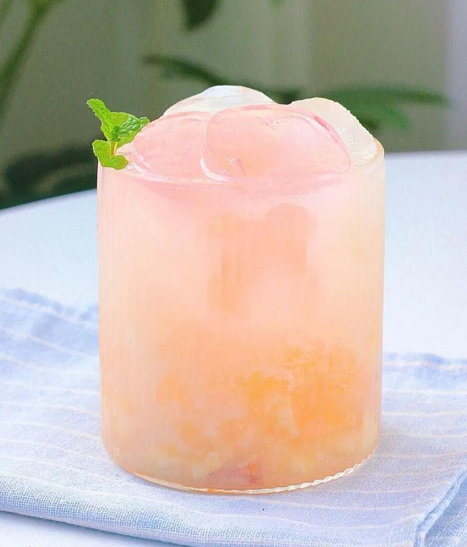 制作方法:将乳酸菌酸奶冻成冰块后打成冰沙,将桃子酒淋在冰沙上,新鲜