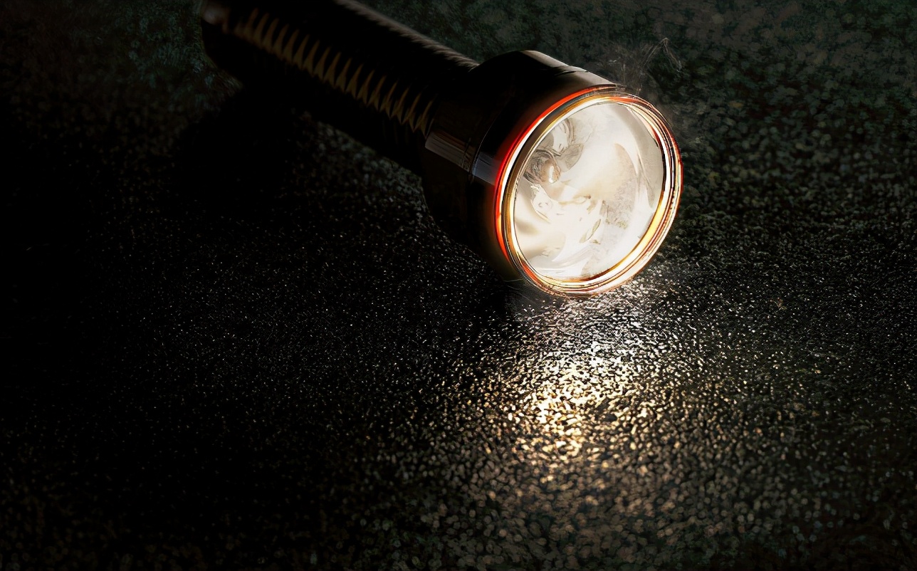 太空中打开手电筒能看到光吗?这个宇宙冷知识超级震撼__凤凰网