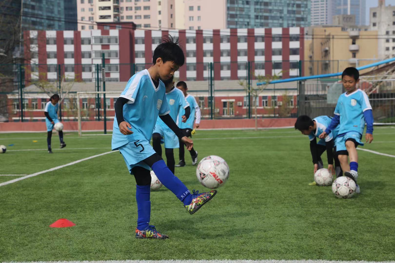 大连实验小学球员在踢球。新华社记者 董意行 摄