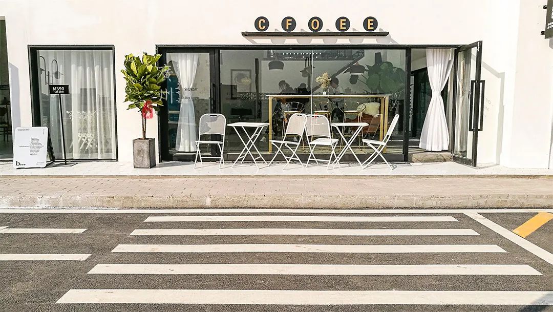 有些咖啡馆门口有露天座椅,可以坐下来,喝杯咖啡.