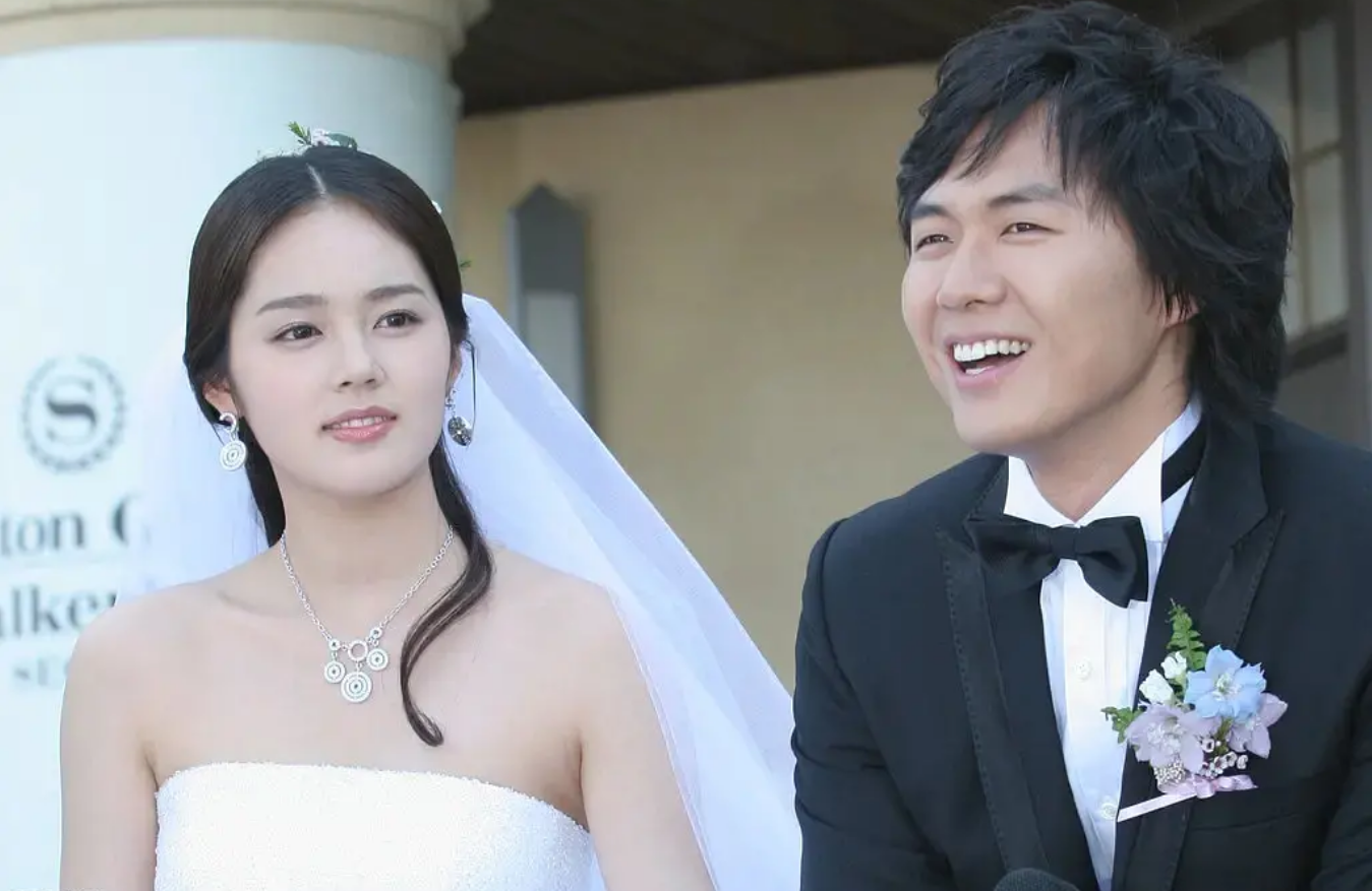 韩佳人23岁结婚照,巅峰时期真的美绝了,鼻子眼睛跟洋娃娃一样