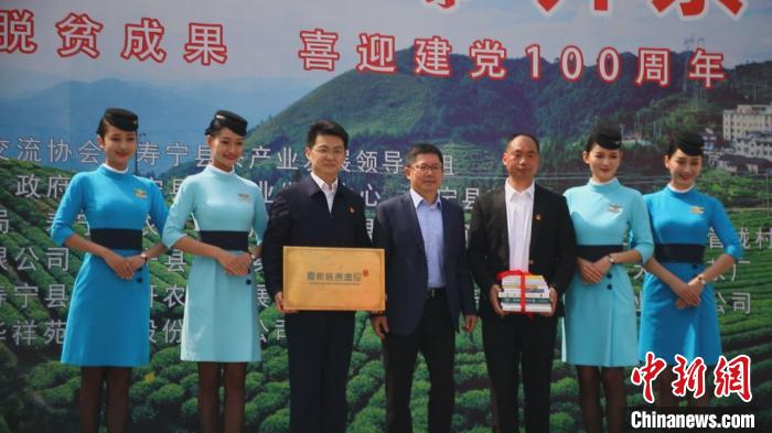 图为厦门航空慈善书屋捐赠仪式。 叶寿长 摄