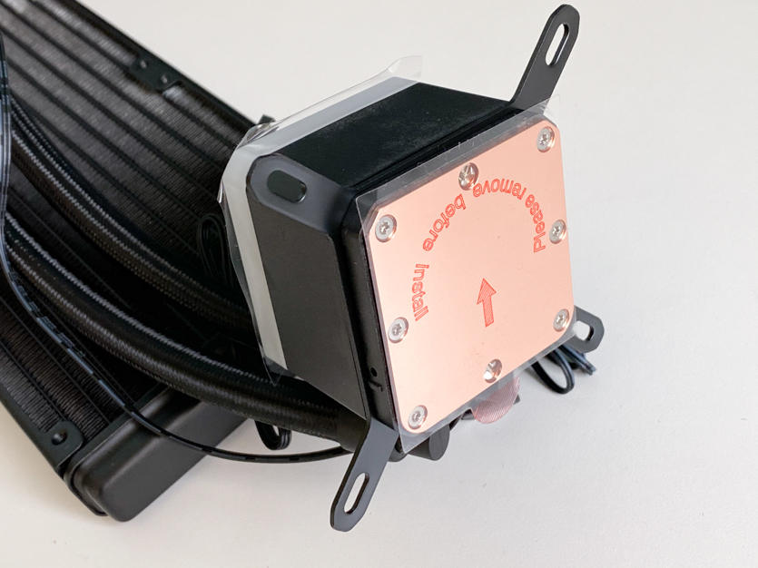 方形的水冷头,内置低噪音水泵,高达3200rpm.