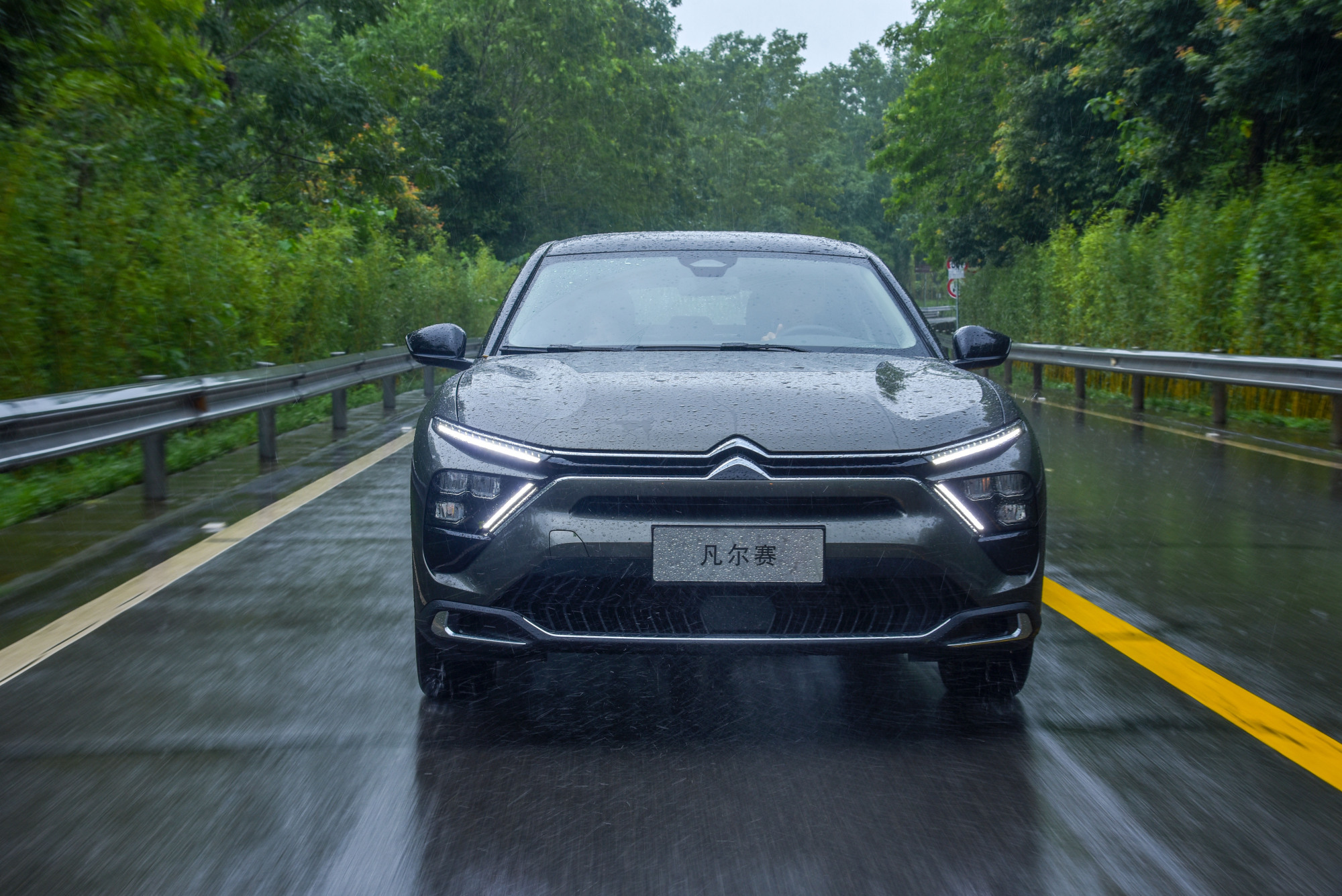 作为雪铁龙最新设计的产物,凡尔赛 c5x 的外观设计无疑是它的亮点之一