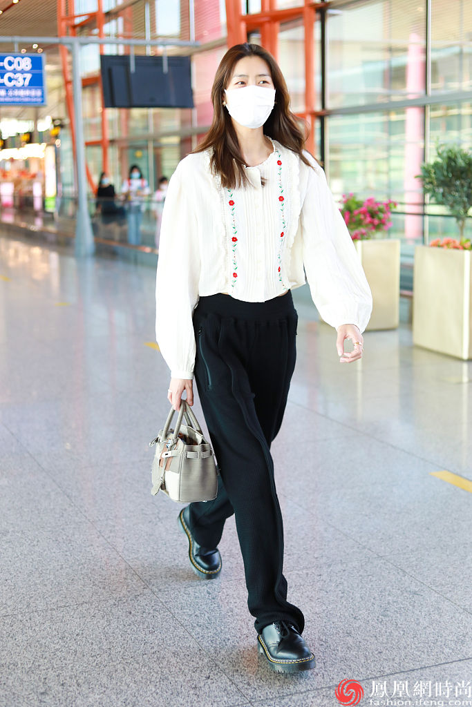 超模刘雯穿花朵衬衫可爱清新 随手搭造型高级清新