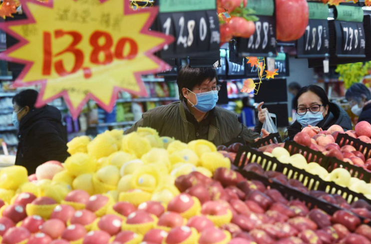 1月11日，顾客在杭州一家超市选购水果。龙巍摄（新华社）