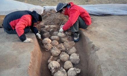 石峁古城中发现的人头坑。