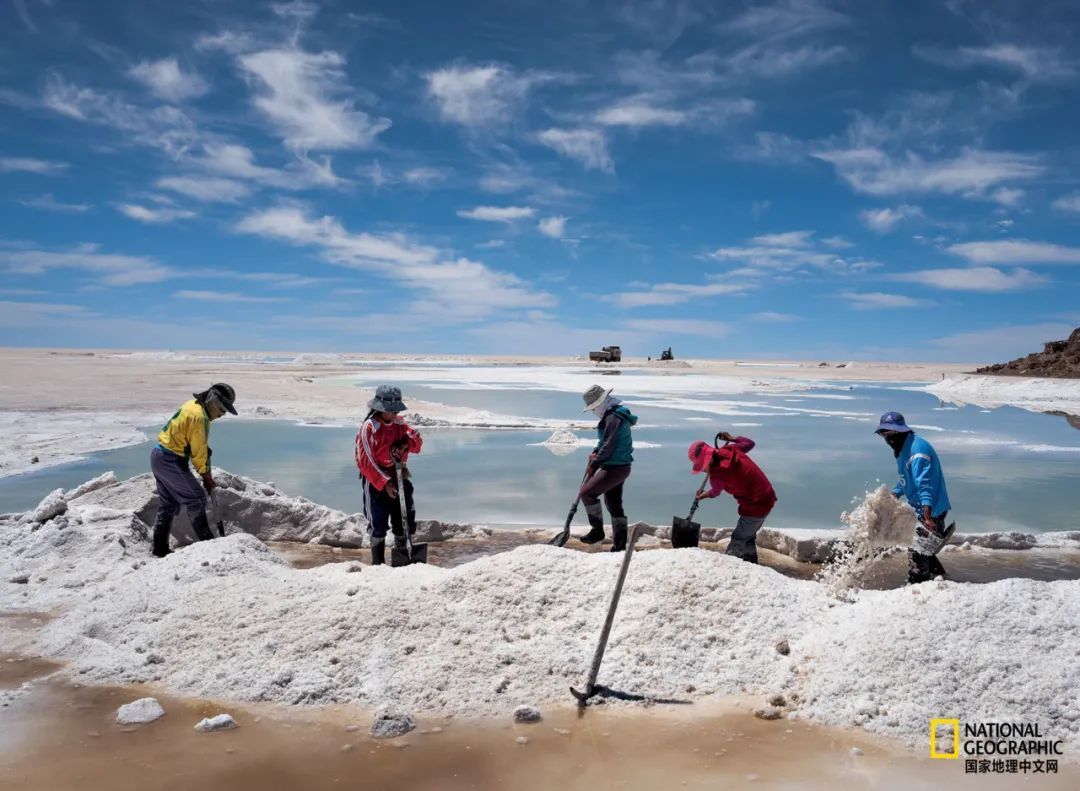 玻利维亚原住民艾马拉族人（Aymara）采集、贩卖乌尤尼盐沼表面结块的白盐，而价值更高的锂则溶于盐水、沉藏地下。
