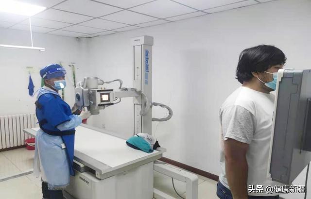 医务人员为患者拍x光片