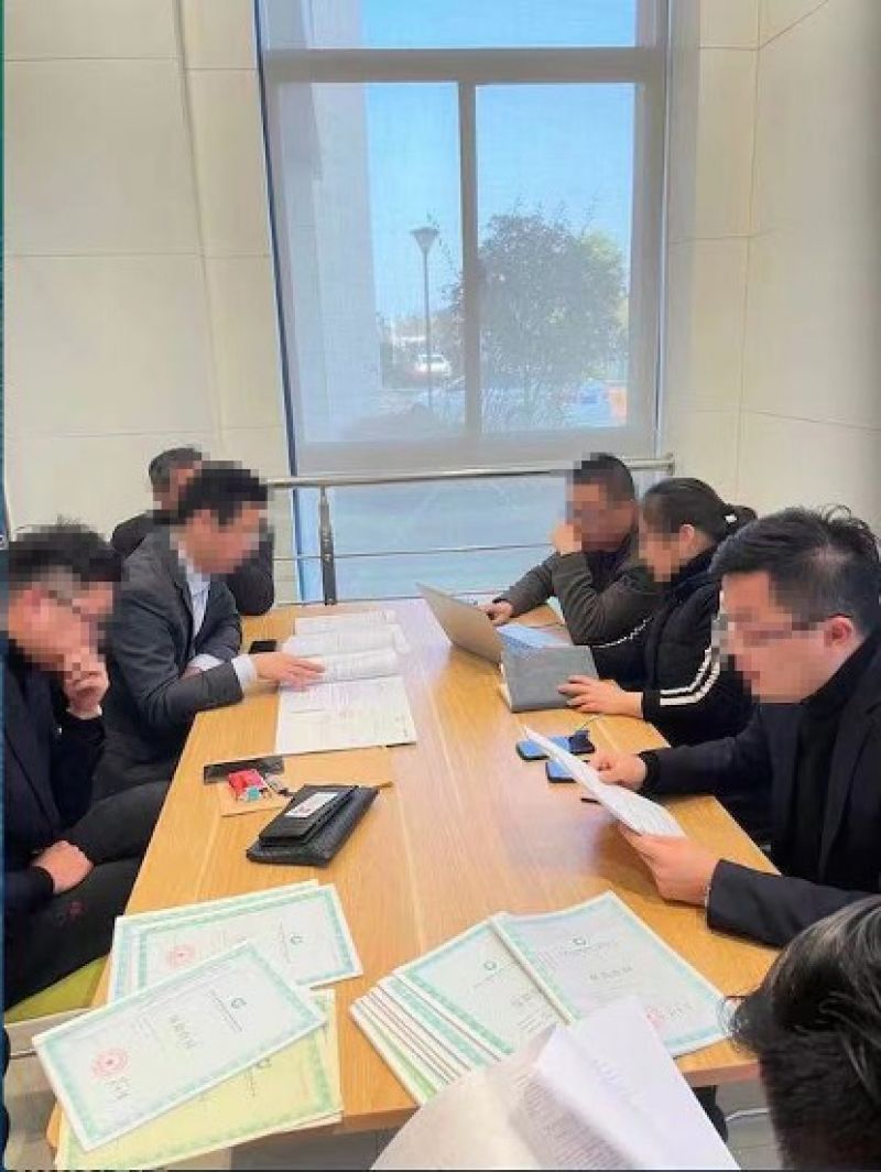 六旬夫妇十余年间购买23份保险 被保险业务员