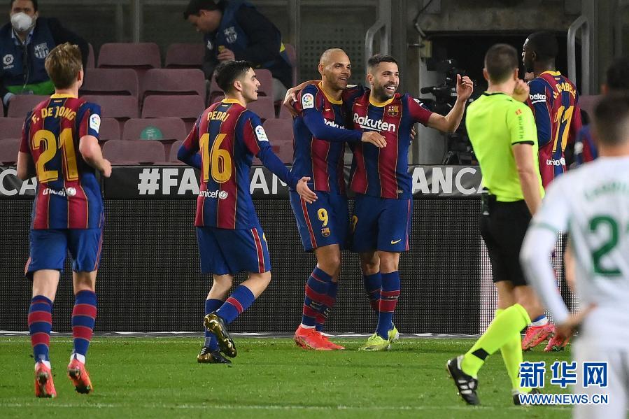 2月24日,巴塞罗那队球员阿尔巴(右三)进球后和队友庆祝。 当日,在2020-2021赛季西班牙足球甲级联赛第一轮的一场补赛中,巴塞罗那队主场以3比0战胜埃尔切队。 新华社/法新