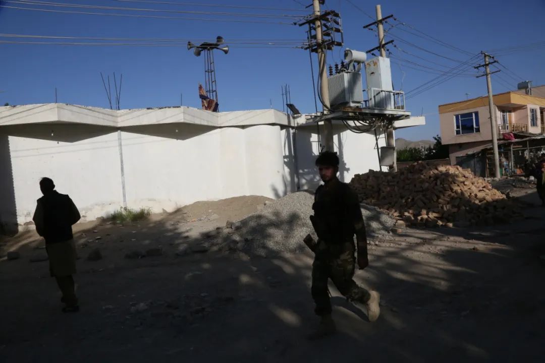 On May 14, security personnel watched outside an attacked mosque on the northern outskirts of the Afghan capital Kabul.  Published by Xinhua News Agency (Photo by Rahmatura Alizada)