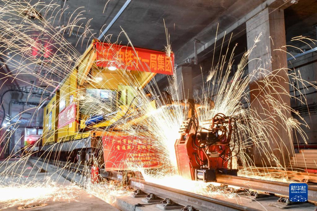 中铁十一局轨道焊机在焊接广州地铁18号线首通段最后一个钢轨接头（4月20日摄）。新华社记者 刘大伟 摄