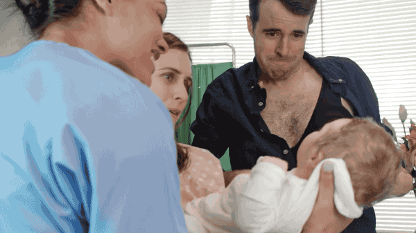 因为男人也有乳腺,乳管和乳头,理论上也能产奶,不过一般是得了疾病