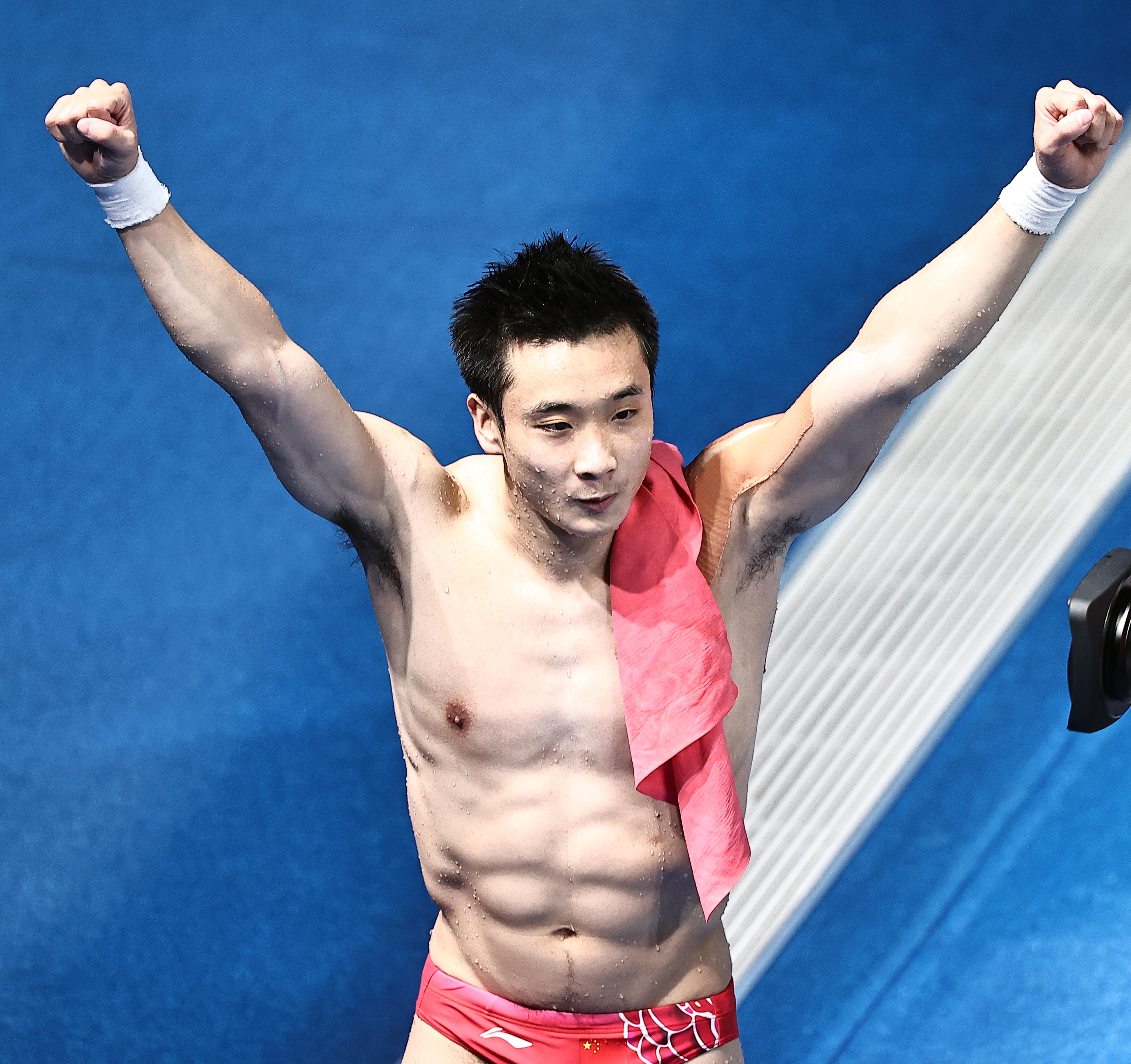 曹缘振臂庆祝。