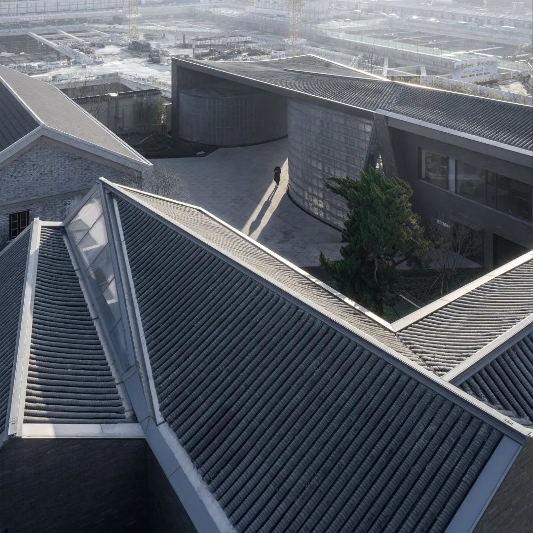 扩建建筑屋顶脱胎于民国办公楼双坡屋顶,并结束于苏式弧线屋顶