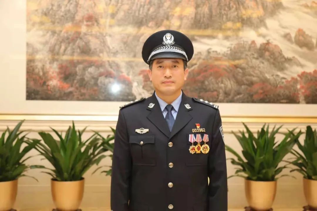 全国公安机关爱民模范石家庄市公安局长安分局育才街派出所所长李志辉