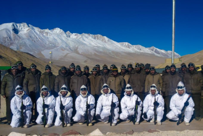 班公湖撤军完成后,印度精锐部队和先进武器上边境__凤凰网