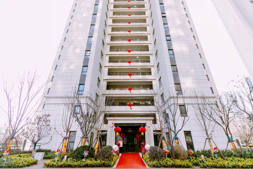 小区内部,到处悬挂着大红中国结和小灯笼,增添交付喜庆的氛围.