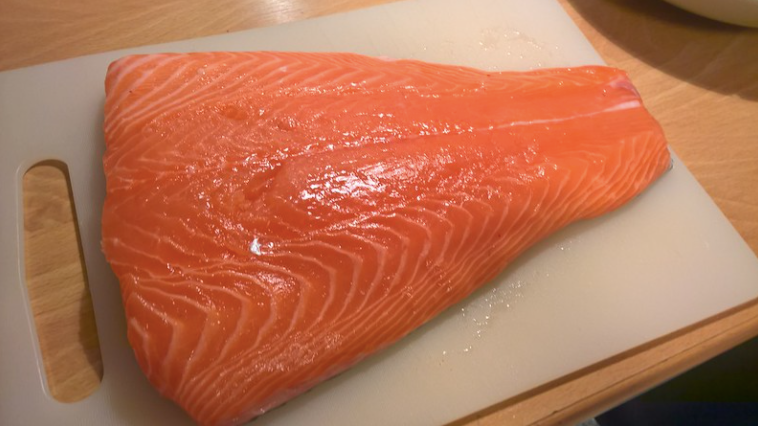 虹鳟是一种很常见的水产,它的肉和同科(鲑科)的大西洋鲑(老百姓理解的