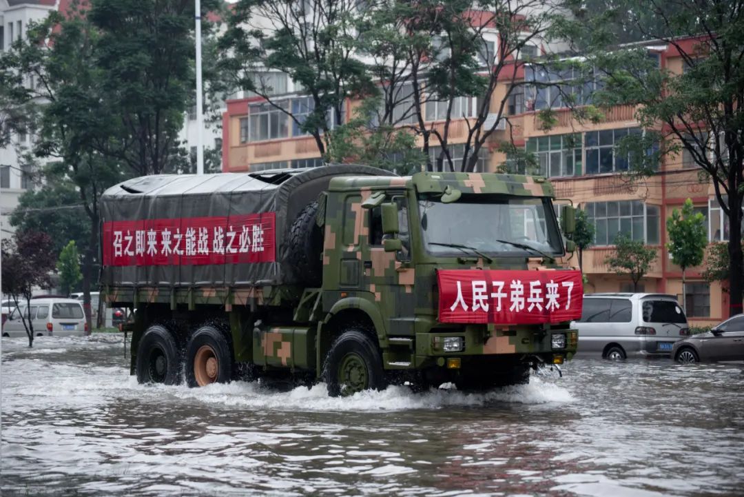 7月20日以来，河南境内遭遇千年一遇的强降水，解放军救援部队前往支援。/IC photo