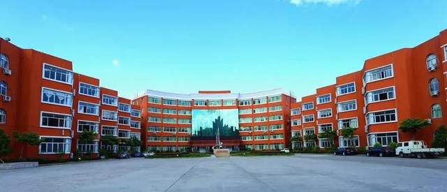 一个好的学区往往最能带动周边的购买欲望,温州市实验中学广场路旁