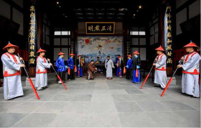 而河南衙门的办事员(师爷,衙役,捕快等)办事有潜规则,处处要钱.