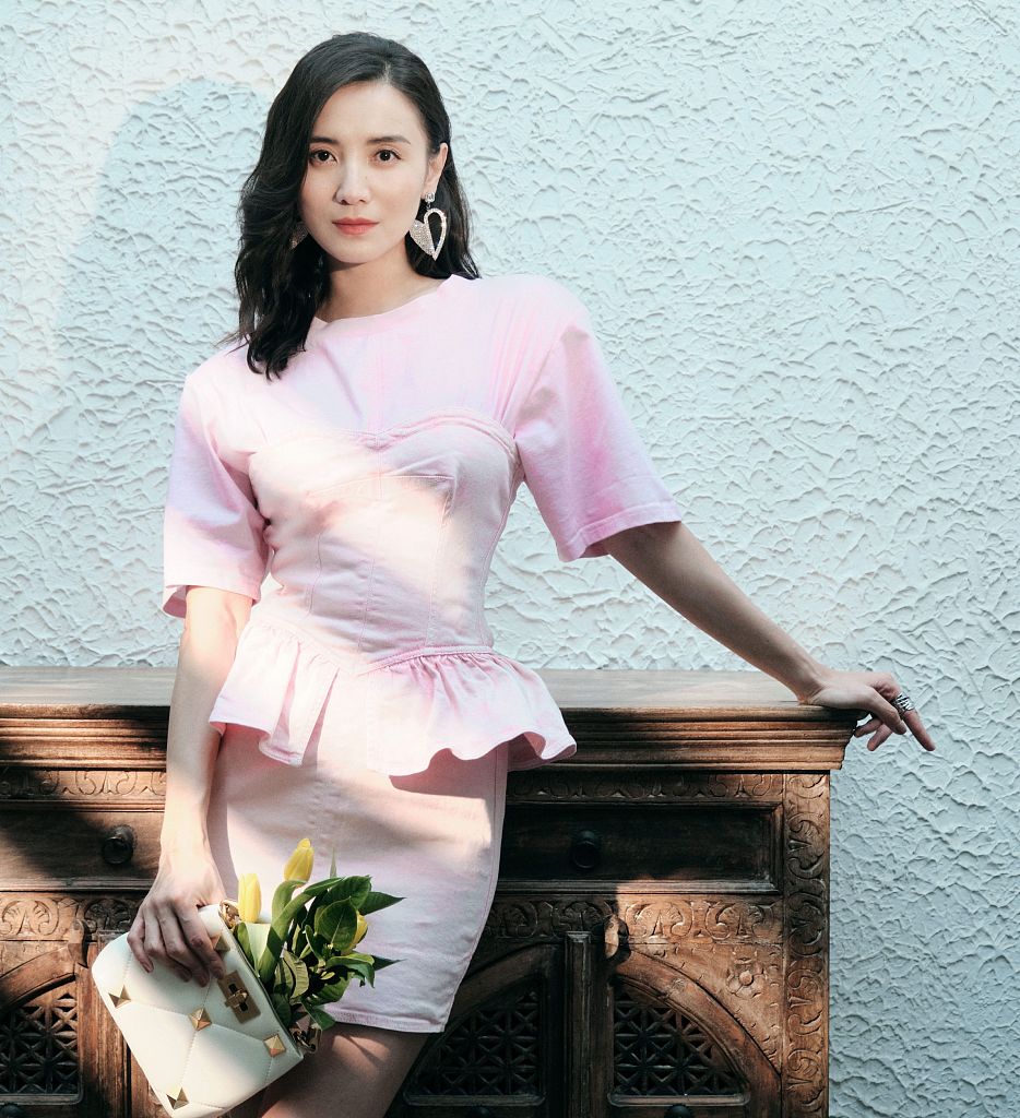 宋佳粉色look写真甜美养眼显活力 优雅精致时髦女人味爆棚